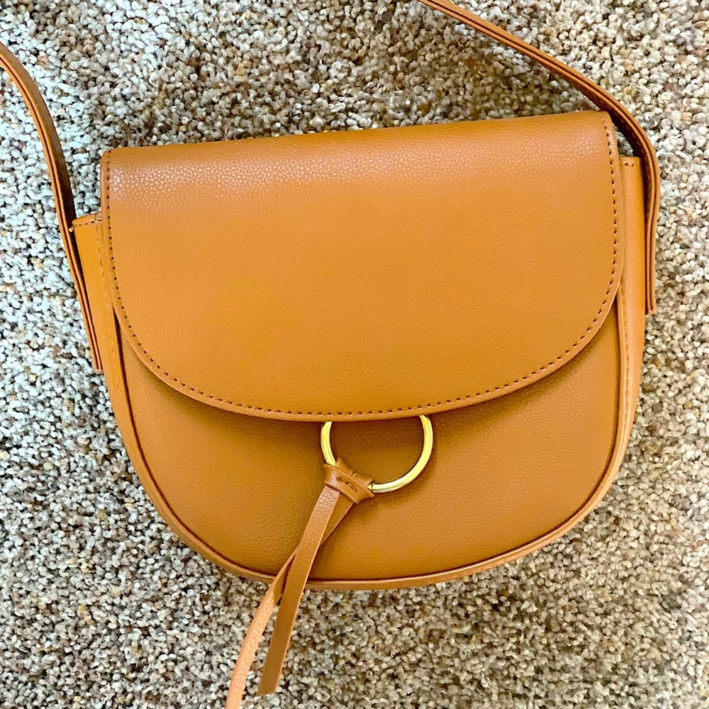 I’m selling this over the shoulder purse!! It’s perfect for a little events! 😉